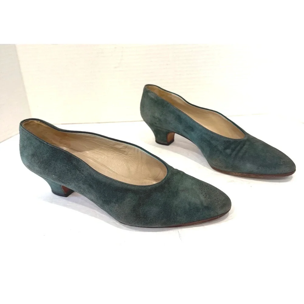 CHANEL timeless pumps